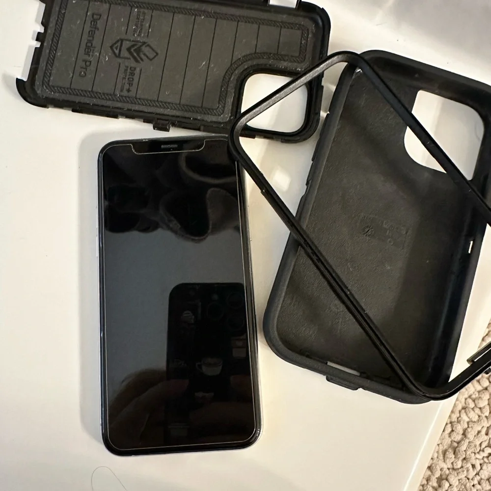 Apple iPhone 11 Pro 256 GB Silver with Otterbox T-Mobile - Picture 2 of 14